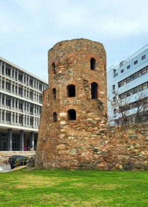 Ένα πρωινό στα δυτικά τείχη της Θεσσαλονίκης και το Φρούριο του Βαρδαρίου