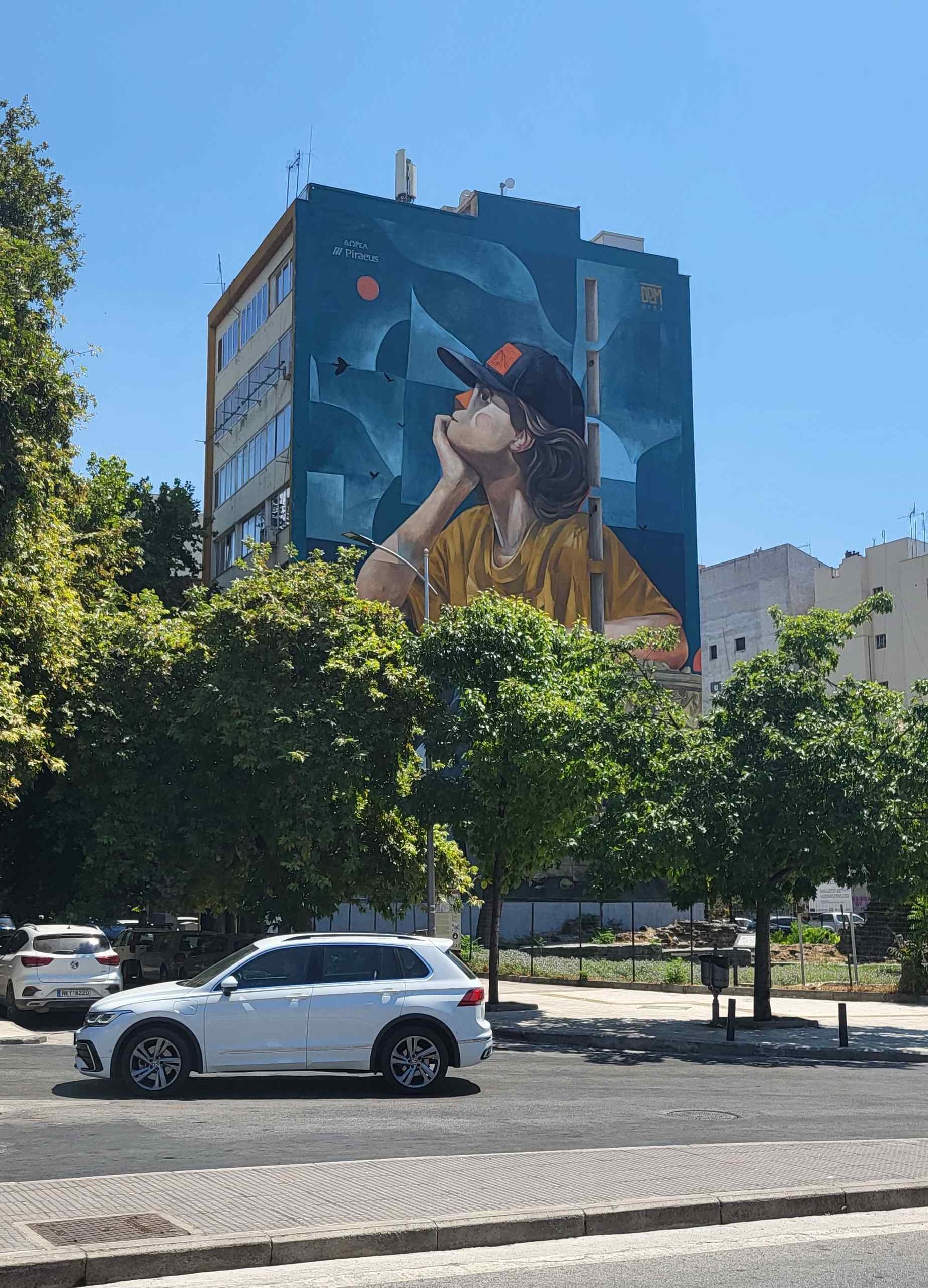 Στο σημείο μηδέν της Θεσσαλονίκης, με το άγαλμα του βασιλιά Κωνσταντίνου και το νέο mural του Dem